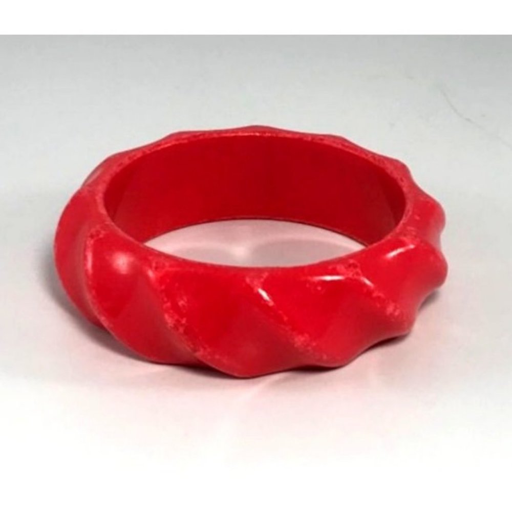 1950s Chunky Cherry Red Fluted Lucite Bangle Bracelet